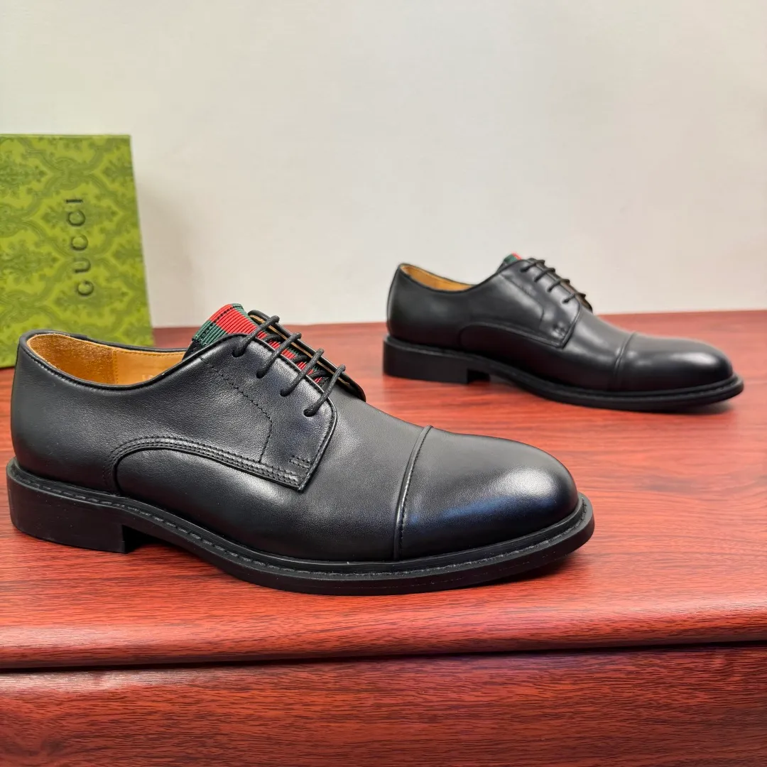 Batch 820 Gucci/Gucci men’s classic lace-up derby shoes! In every season, Gucci's aesthetic perspective reinterprets formal wear designs. This shoe is made of exquisite black leather, showing a simple and classic style! Available in two styles: black glossy leather/black matte cow leather, red and green webbing tongue embellishment, three-joint classic retro style, full calfskin lining, lace-up fixation, 2.5CM rubber soles, leather material. Look at the details. The delicate cowhide and the bright black of the open edge beads show a different light luxury style. European and American last type, excellent on-foot comfort, complete package, versatile style, highly recommended! Size: 39-40-41-42-43-44 leather shoe size (can be customized to 38.45) Item number: 5018-01 cowhide